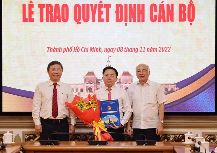 Phó Chủ tịch UBND TP.HCM Dương Anh Đức và Trưởng ban Tuyên giáo Thành ủy TP.HCM Phan Nguyễn Như Khuê chúc mừng ông Từ Lương nhận công tác mới. Ảnh: THANH TUYỀN Phó Chủ tịch UBND TP.HCM Dương Anh Đức và Trưởng ban Tuyên giáo Thành ủy TP.HCM Phan Nguyễn Như Khuê chúc mừng ông Từ Lương nhận công tác mới. Ảnh: THANH TUYỀN