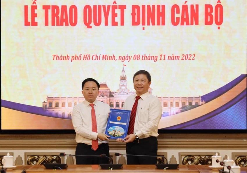 Phó Chủ tịch UBND TP.HCM Dương Anh Đức trao quyết định cho ông Từ Lương. Ảnh: THANH TUYỀN Phó Chủ tịch UBND TP.HCM Dương Anh Đức trao quyết định cho ông Từ Lương. Ảnh: THANH TUYỀN