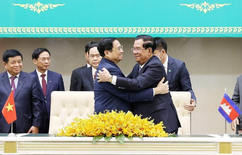 Thủ tướng Phạm Minh Chính và Thủ tướng Vương quốc Campuchia Samdech Techo Hun Sen tại lễ Ký kết văn kiện sau hội đàm. Ảnh: TTXVN Thủ tướng Phạm Minh Chính và Thủ tướng Vương quốc Campuchia Samdech Techo Hun Sen tại lễ Ký kết văn kiện sau hội đàm