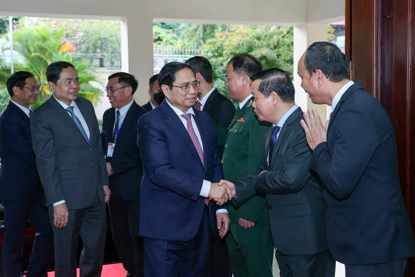 Thủ tướng Minh Chính thăm, nói chuyện với cán bộ, nhân viên Đại sứ quán Việt Nam, đại diện doanh nghiệp và cộng đồng người Việt Nam tại Campuchia. Ảnh: VGP Thủ tướng Minh Chính thăm, nói chuyện với cán bộ, nhân viên Đại sứ quán Việt Nam