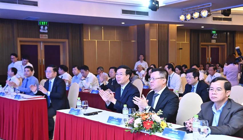 Thường trực Ban Bí thư Võ Văn Thưởng cùng các địa biểu tham dự Hội nghị nâng cao chất lượng báo Đảng toàn quốc. Ảnh: Báo Nhân dân Thường trực Ban Bí thư Võ Văn Thưởng dự Hội nghị nâng cao chất lượng báo Đảng toàn quốc