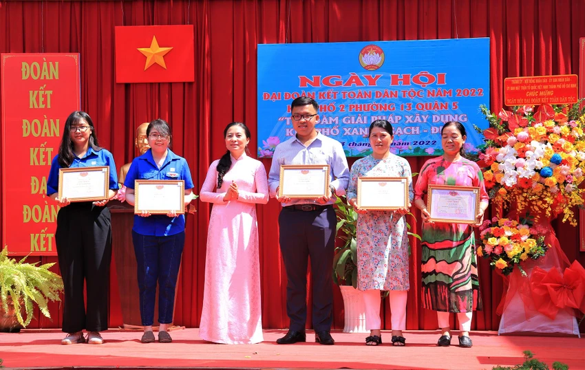 Bà Phan Kiều Thanh Hương, Phó Chủ tịch Uỷ ban MTTQ Việt Nam TP.HCM trao khen thưởng cho các cá nhân có thành tích xuất sắc. Ảnh VÕ THƠ Bà Phan Kiều Thanh Hương, Phó Chủ tịch Uỷ ban MTTQ Việt Nam TP.HCM