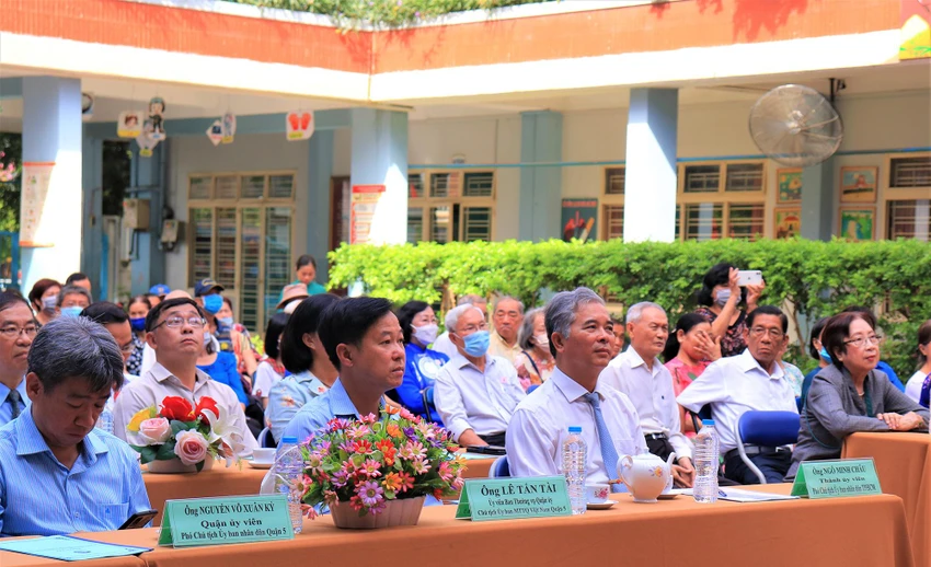 Các lãnh đạo đến tham dự ngày hội tại quận 5. Ảnh: VÕ THƠ Ngày hội Đại đoàn kết toàn dân tộc