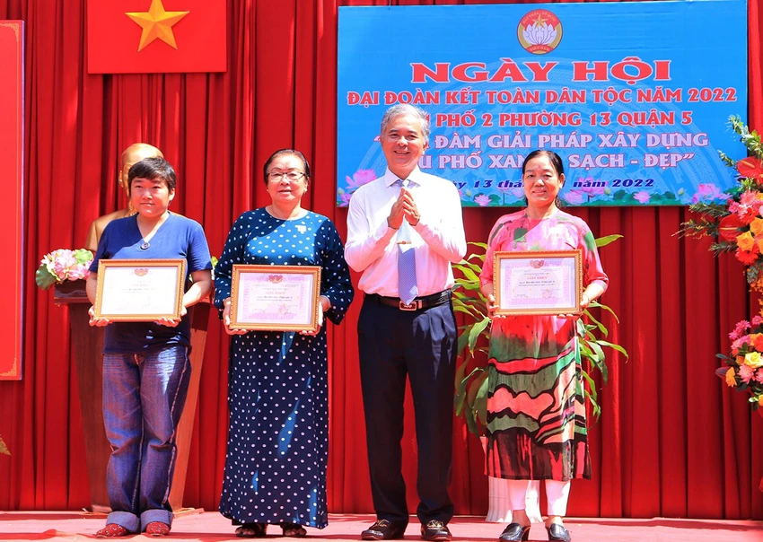 Ông Ngô Minh Châu, Phó Chủ tịch UBND TP.HCM trao khen thưởng cho các tập thể có thành tích xuất sắc. Ảnh: VÕ THƠ Ông Ngô Minh Châu, Phó Chủ tịch UBND TP.HCM