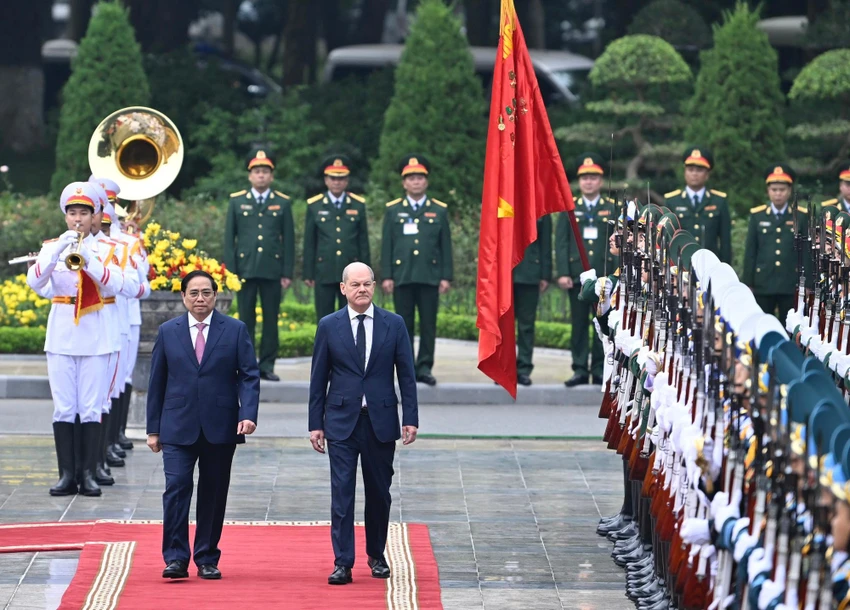 Thủ tướng Phạm Minh Chính và Thủ tướng Olaf Scholz duyệt Đội Danh dự QĐND Việt Nam
