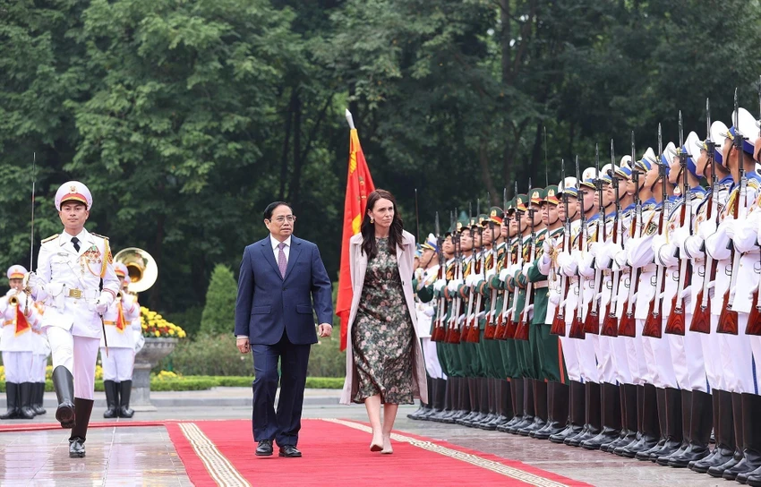 Thủ tướng Phạm Minh Chính và Thủ tướng New Zealand Jacinda Ardern duyệt đội danh dự Quân đội nhân dân Việt Nam. Ảnh: TTXVN Thủ tướng New Zealand thăm việt nam