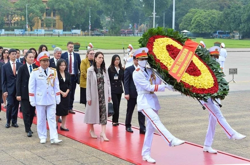 Thủ tướng New Zealand Jacinda Ardern đặt vòng hoa, vào Lăng viếng Chủ tịch Hồ Chí Minh. Ảnh: VGP Thủ tướng New Zealand Jacinda Ardern thăm việt nam