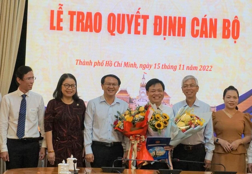 Phó Chủ tịch UBND TP.HCM Võ Văn Hoan cùng lãnh đạo Sở TT&TT, Ban quản lý Khu công nghệ cao TP.HCM chúc mừng ông Lê Quốc Cường. Ảnh: THANH TUYỀN Phó Chủ tịch UBND TP.HCM Võ Văn Hoan cùng lãnh đạo Sở TT&TT, Ban quản lý Khu công nghệ cao TP.HCM chúc mừng ông Lê Quốc Cường. Ảnh: THANH TUYỀN