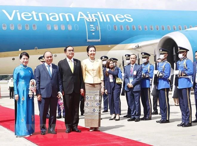 Thủ tướng Thái Lan Prayut Chan-o-cha và Phu nhân đón Chủ tịch nước Nguyễn Xuân Phúc và Phu nhân tại Sân bay Không quân Hoàng gia Thái Lan. Ảnh: TTXVN Chu-tich-nuoc-tham-thai-lan