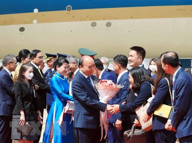 Đông đảo cán bộ, nhân viên Đại sứ quán và cộng đồng người Việt Nam tại Thái Lan đón Chủ tịch nước Nguyễn Xuân Phúc và Phu nhân tại Sân bay Không quân Hoàng gia Thái Lan. Ảnh: TTXVN Chu-tich-nuoc-tham-thai-lan