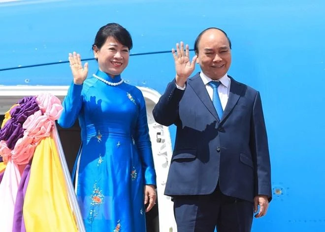 Chủ tịch nước Nguyễn Xuân Phúc và Phu nhân tại Sân bay Không quân Hoàng gia Thái Lan. (Ảnh: TTXVN Chu-tich-nuoc-tham-thai-lan