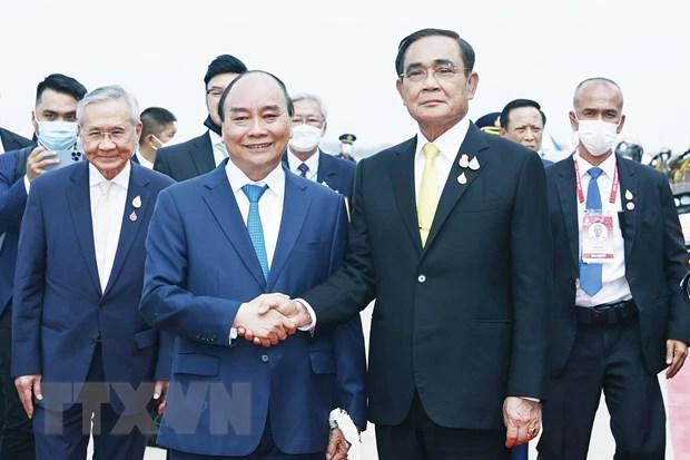 Thủ tướng Thái Lan Prayut Chan-o-cha đón Chủ tịch nước Nguyễn Xuân Phúc tại Sân bay Không quân Hoàng gia Thái Lan. Ảnh: TTXVN Chu-tich-nuoc-tham-thai-lan