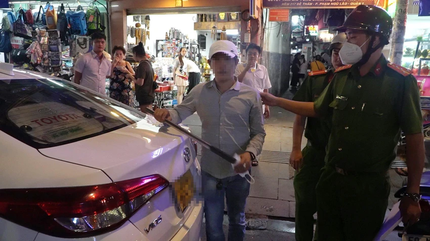 Một tuýp sắt được phát hiện trong xe taxi. Ảnh: DC kiem-tra-taxi-du-tphcm