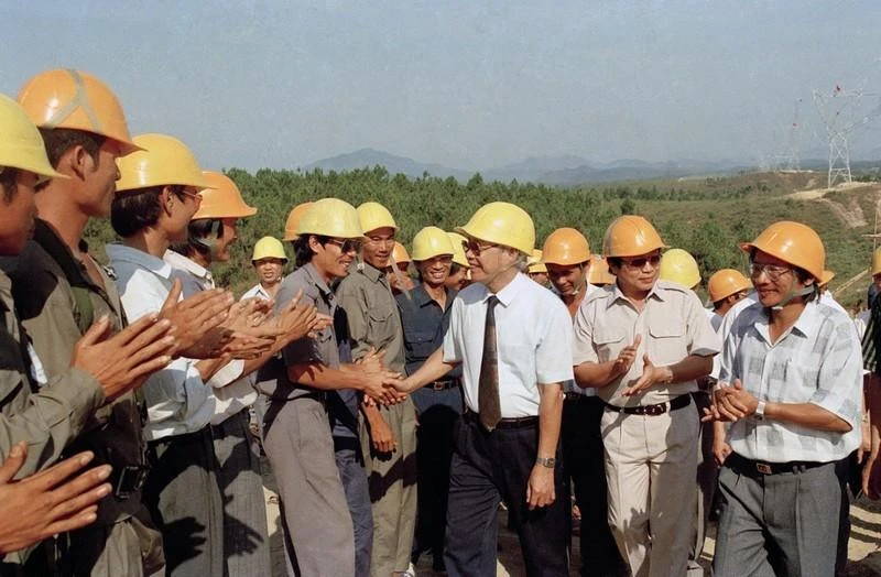 Thủ tướng Võ Văn Kiệt thăm cán bộ, công nhân Công ty Xây lắp điện 3 đang thi công tuyến đường dây 500kV Hà Tĩnh - Đắc Glei, tháng 5-1993. Ảnh: BÁO NHÂN DÂN thu-tuong-vo-van-kiet-nguoi-thap-lua-tram-nam