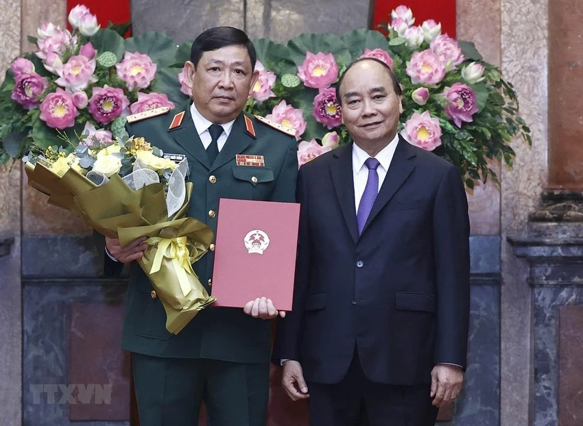 Chủ tịch nước Nguyễn Xuân Phúc trao Quyết định thăng quân hàm lên Thượng tướng đối với Trung tướng Huỳnh Chiến Thắng, Phó Tổng Tham mưu trưởng QĐND Việt Nam. Ảnh: TTXVN thang-quan-ham-thuong-tuong-huynh-chien-thang