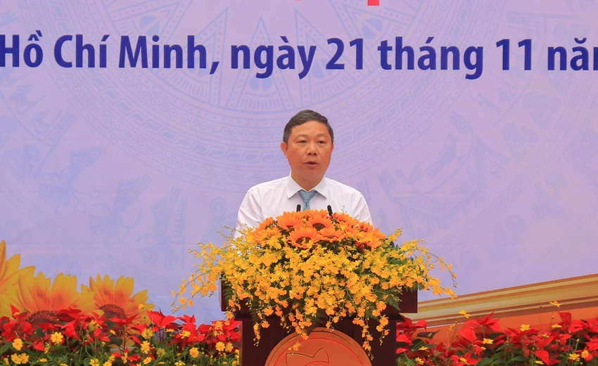 Ông Dương Anh Đức, Phó Chủ tịch UBND TP.HCM phát biểu khai mạc triển lãm. Ảnh: VÕ THƠ trien-lam-anh-co-thu-tuong-vo-van-kiet