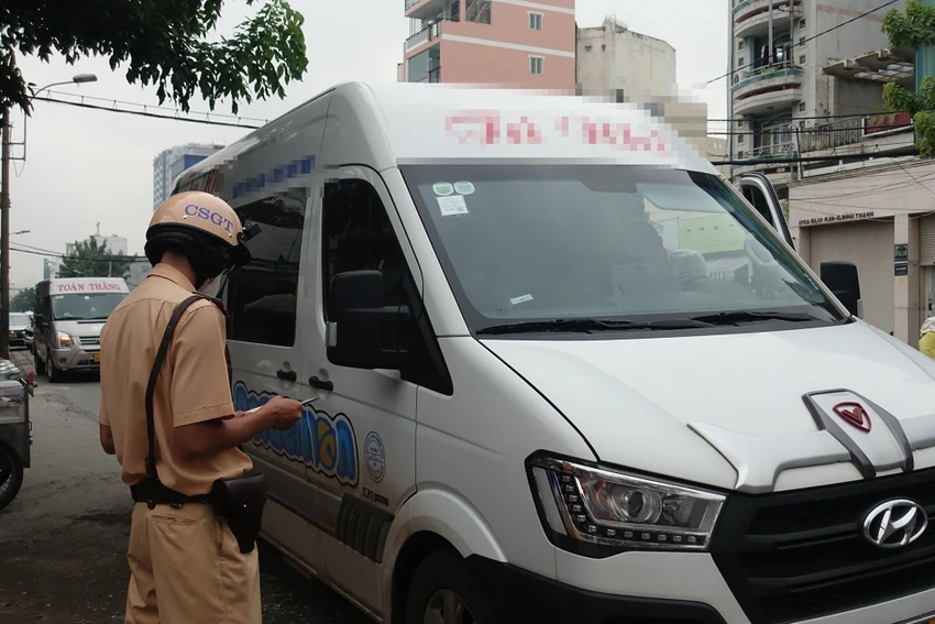 Nam tài xế xe khách TN không xuất trình được giấy tờ tuỳ thân khi lực lượng chức năng kiểm tra. Ảnh: ĐC csgt-TPHCM-kiem-tra-xe-khach-vi-pham
