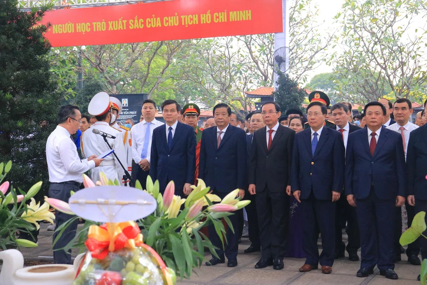 Đoàn lãnh đạo dâng hương, dâng hoa tưởng nhớ cố Thủ tướng Võ Văn Kiệt. Ảnh: VÕ THƠ co-thu-tuong-vo-van-kiet