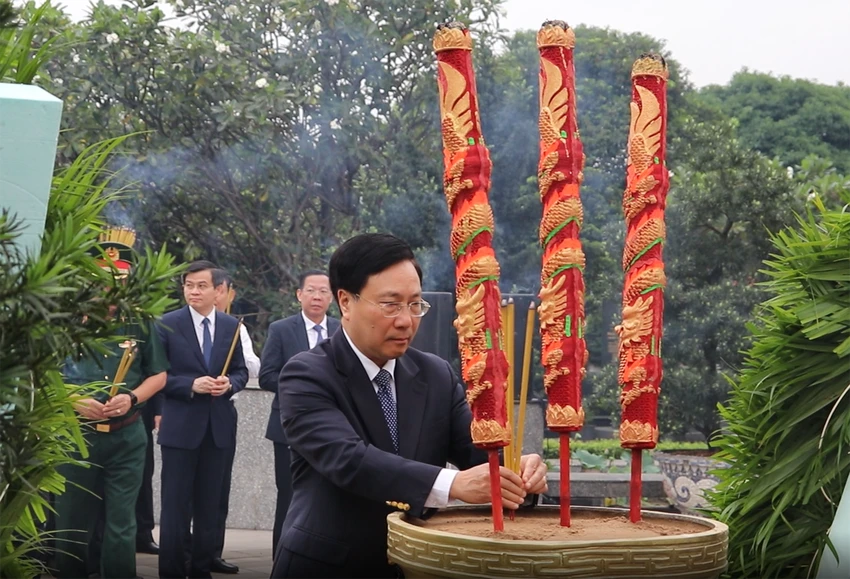 Phó Thủ tướng Thường trực Phạm Bình Minh dâng hương tại đài tưởng niệm. Ảnh: VÕ THƠ co-thu-tuong-vo-van-kiet