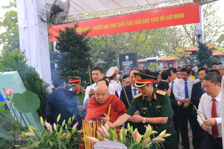 Các vị chức sắc, tôn giáo cùng các lãnh đạo đến dâng hương tưởng nhớ cố Thủ tướng Võ Văn Kiệt. Ảnh: VÕ THƠ co-thu-tuong-vo-van-kiet