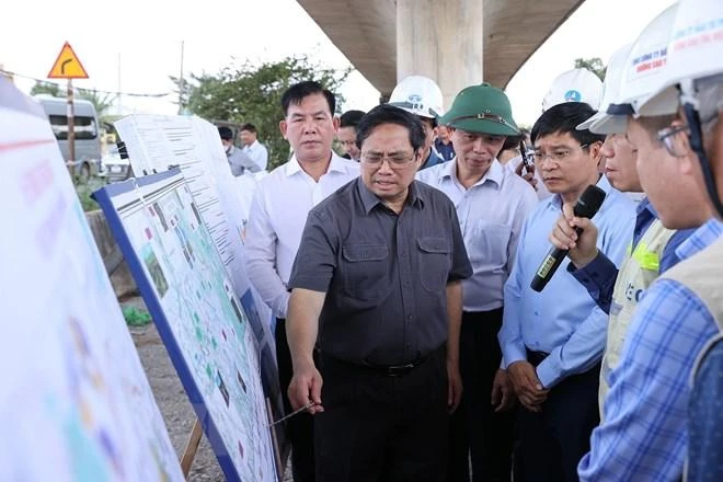 Thủ tướng Phạm Minh Chính kiểm tra, nghe báo cáo Dự án xây dựng đường cao tốc Bến Lức-Long Thành sáng 27-11. Ảnh: TTXVN Thủ tướng Phạm Minh Chính kiểm tra, nghe báo cáo Dự án xây dựng đường cao tốc Bến Lức-Long Thành sáng 27-11. Ảnh: TTXVN