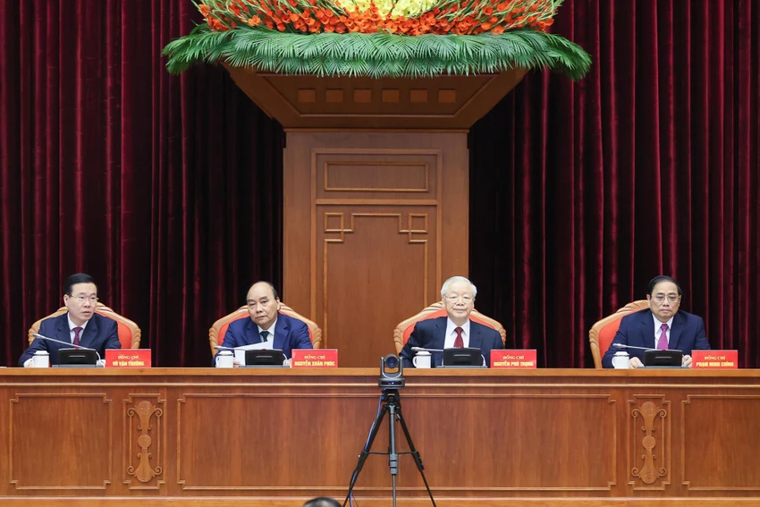 Tổng Bí thư Nguyễn Phú Trọng, Chủ tịch nước Nguyễn Xuân Phúc, Thủ tướng Phạm Minh Chính, Thường trực Ban Bí thư Võ Văn Thưởng đồng chủ trì Hội nghị. Ảnh: VGP bo-chinh-tri-trien-khai-nghi-quyet-30