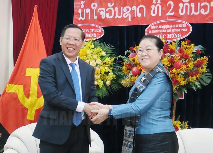 Chủ tịch UBND TP.HCM Phan Văn Mãi gửi lời chúc mừng Quốc khánh đến toàn thể cán bộ, nhân viên Tổng lãnh sự quán CHDCND Lào tại TP.HCM. Ảnh: Web Thanhuytphcm