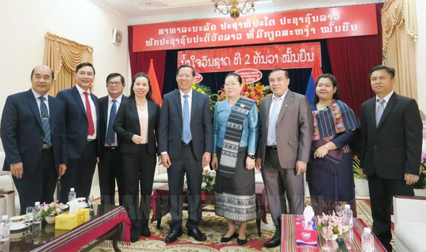 Lãnh đạo hai bên chụp hình lưu niệm. Ảnh: Web Thanhuytphcm