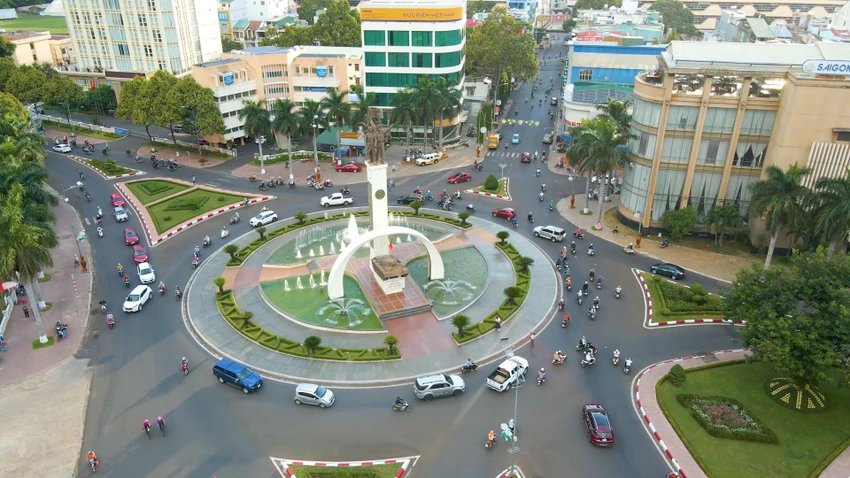 Năm 2022, Bộ Chính trị lần đầu tiên ban hành sáu nghị quyết về phát triển sáu Vùng chiến lược. Ảnh: VL Năm 2022, Bộ Chính trị lần đầu tiên ban hành sáu nghị quyết về phát triển sáu Vùng chiến lược. Ảnh: VL