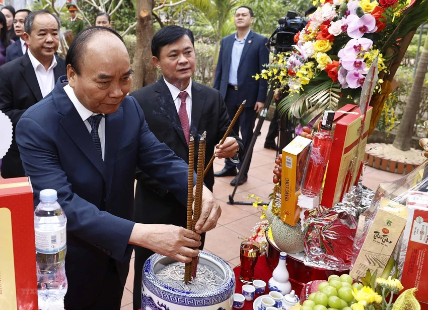 Chủ tịch nước Nguyễn Xuân Phúc dâng hương tại Bia tưởng niệm nữ sĩ Hồ Xuân Hương. Ảnh: TTXVN chu-tich-nuoc-thap-huong-tuong-niem-ho-xuan-huong
