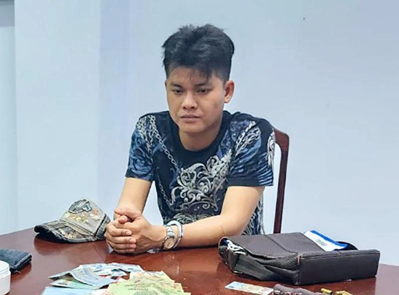 Nguyễn Thành Thức cùng tang vật tại cơ quan công an. Ảnh: VĂN VŨ