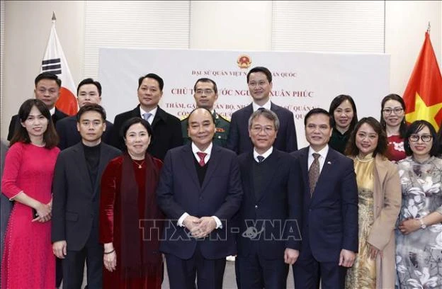 Chủ tịch nước Nguyễn Xuân Phúc với cán bộ nhân viên Đại sứ quán và đại diện cộng đồng người Việt Nam tại Hàn Quốc. Ảnh: TTXVN chu-tich-nuoc-gap-nguoi-viet-o-han-quoc