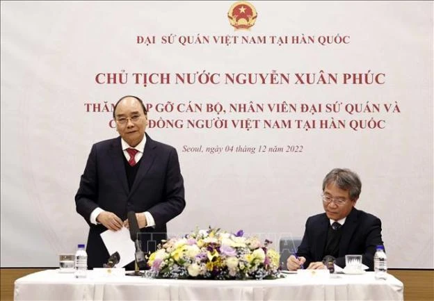 Chủ tịch nước Nguyễn Xuân Phúc nói chuyện với cán bộ nhân viên Đại sứ quán và đại diện cộng đồng người Việt Nam tại Hàn Quốc. Ảnh: VGP chu-tich-nuoc-gap-nguoi-viet-o-han-quoc