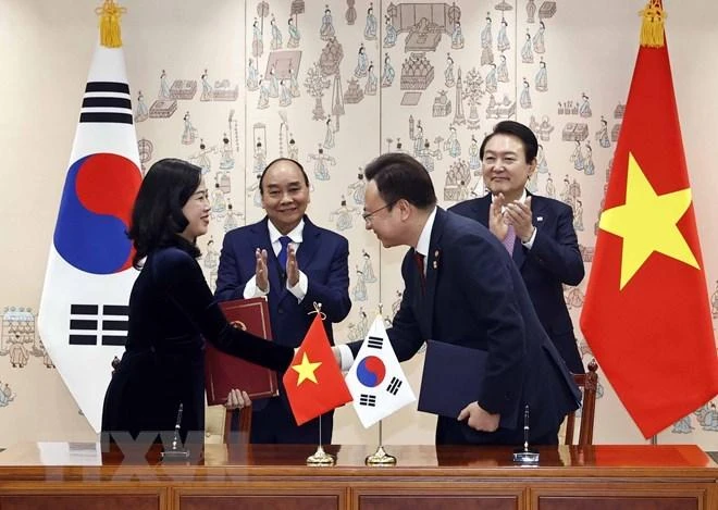 Chủ tịch nước Nguyễn Xuân Phúc và Tổng thống Hàn Quốc Yoon Suk-yeol chứng kiến lễ ký Biên bản ghi nhớ hợp tác trong lĩnh vực chăm sóc sức khỏe và y tế giữa Bộ Y tế Việt Nam và Bộ Y tế và Phúc lợi Hàn Quốc. Ảnh: TTXVN Chủ tịch nước Nguyễn Xuân Phúc và Tổng thống Hàn Quốc Yoon Suk-yeol chứng kiến lễ ký Biên bản ghi nhớ hợp tác trong lĩnh vực chăm sóc sức khỏe và y tế giữa Bộ Y tế Việt Nam và Bộ Y tế và Phúc lợi Hàn Quốc. Ảnh: TTXVN