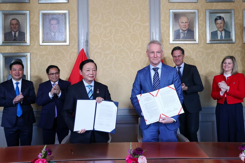 Thủ tướng Phạm Minh Chính và Thủ tướng Hà Lan Mark Rutte chứng kiến lễ ký Kế hoạch hành động chung về quản lý tài nguyên nước giữa Bộ TN&MT Việt Nam và Bộ Hạ tầng và Tài nguyên nước Hà Lan. Ảnh: TTXVN Thủ tướng Phạm Minh Chính và Thủ tướng Hà Lan Mark Rutte chứng kiến lễ ký Kế hoạch hành động chung về quản lý tài nguyên nước giữa Bộ TN&MT Việt Nam và Bộ Hạ tầng và Tài nguyên nước Hà Lan. Ảnh: TTXVN