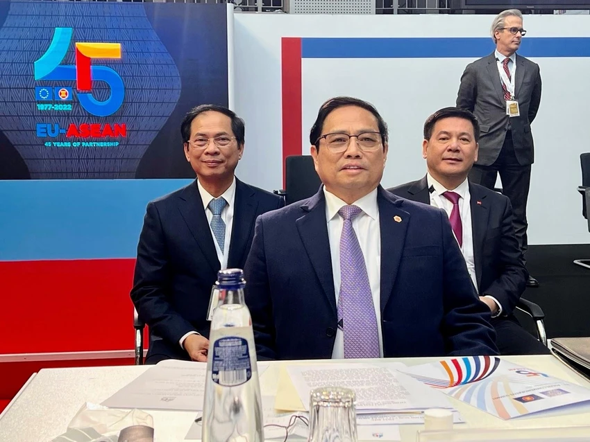Thủ tướng Phạm Minh Chính cùng đoàn đại biểu Việt Nam tại Hội nghị Cấp cao kỷ niệm 45 năm quan hệ ASEAN-EU. Ảnh: VGP Thủ tướng Phạm Minh Chính cùng đoàn đại biểu Việt Nam tại Hội nghị Cấp cao kỷ niệm 45 năm quan hệ ASEAN-EU. Ảnh: VGP