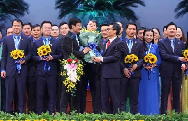 Phó Thủ tướng Vũ Đức Đam trao hoa chúc mừng Ban Bí thư Trung ương Đoàn khóa XII. Ảnh: VGP Phó Thủ tướng Vũ Đức Đam trao hoa chúc mừng Ban Bí thư Trung ương Đoàn khóa XII. Ảnh: VGP