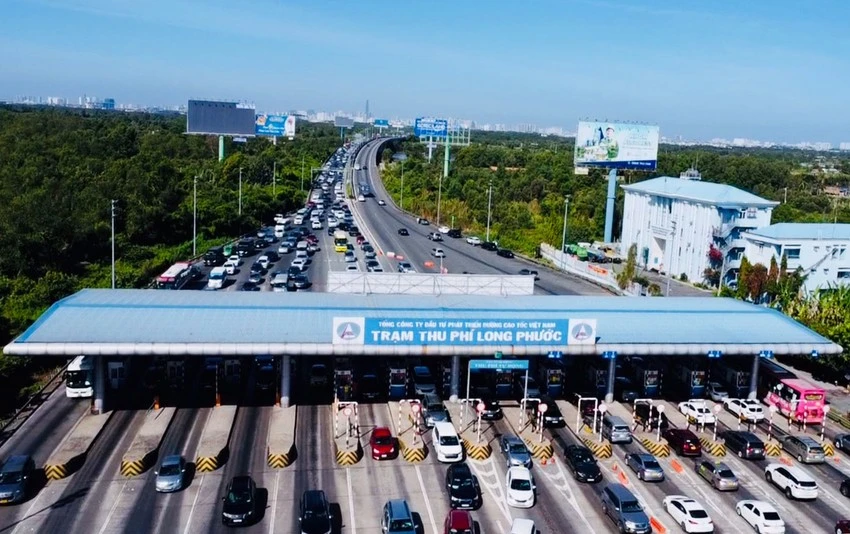 Ngày 1-8, tất cả tuyến cao tốc trên cả nước đồng loạt triển khai thu phí theo hình thức thu phí tự động không dừng (ETC). Trong ảnh: Trạm thu phí Long Phước trên cao tốc TP.HCM - Long Thành - Dầu Giây. Ảnh: KIÊN CƯỜNG - ĐH Ngày 1-8, tất cả tuyến cao tốc trên cả nước đồng loạt triển khai thu phí theo hình thức thu phí tự động không dừng (ETC). Trong ảnh: Trạm thu phí Long Phước trên cao tốc TP.HCM - Long Thành - Dầu Giây. Ảnh: KIÊN CƯỜNG - ĐH