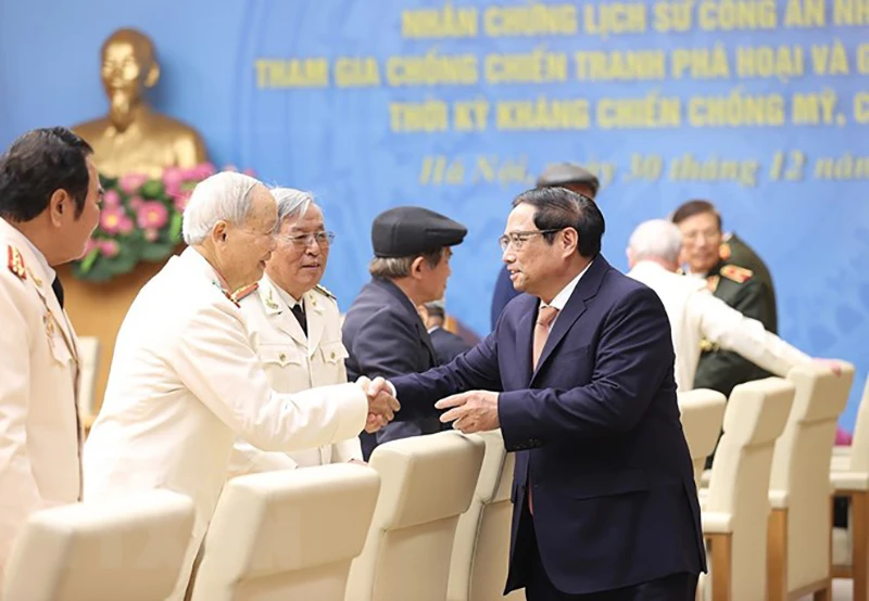 Thủ tướng Phạm Minh Chính với các nhân chứng lịch sử Công an Nhân dân. Ảnh: TTXVN Thủ tướng Phạm Minh Chính với các nhân chứng lịch sử Công an Nhân dân. Ảnh: TTXVN