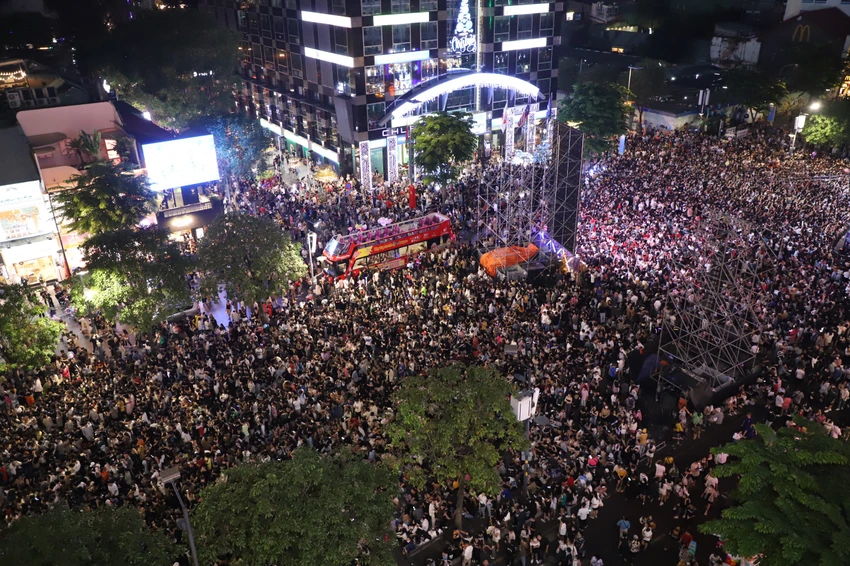 "Biển người" có mặt trên phố đi bộ Nguyễn Huệ. "Biển người" có mặt trên phố đi bộ Nguyễn Huệ.