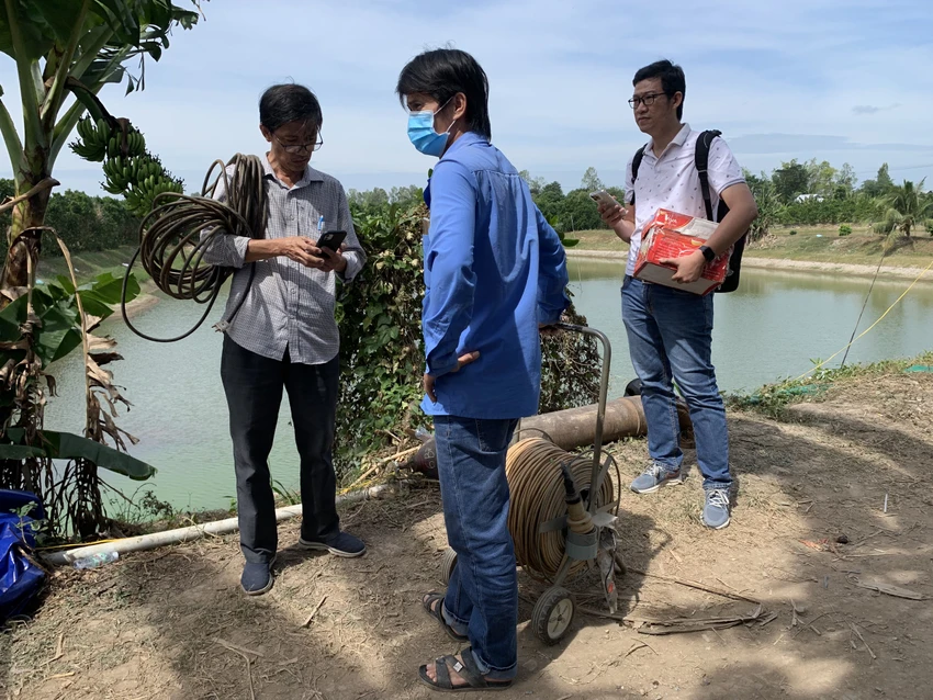 Đơn vị camera dò tìm đã đến hiện trường để dò tìm vị trí cháu bé trong trụ bê tông. Đơn vị camera dò tìm đã đến hiện trường để dò tìm vị trí cháu bé trong trụ bê tông.
