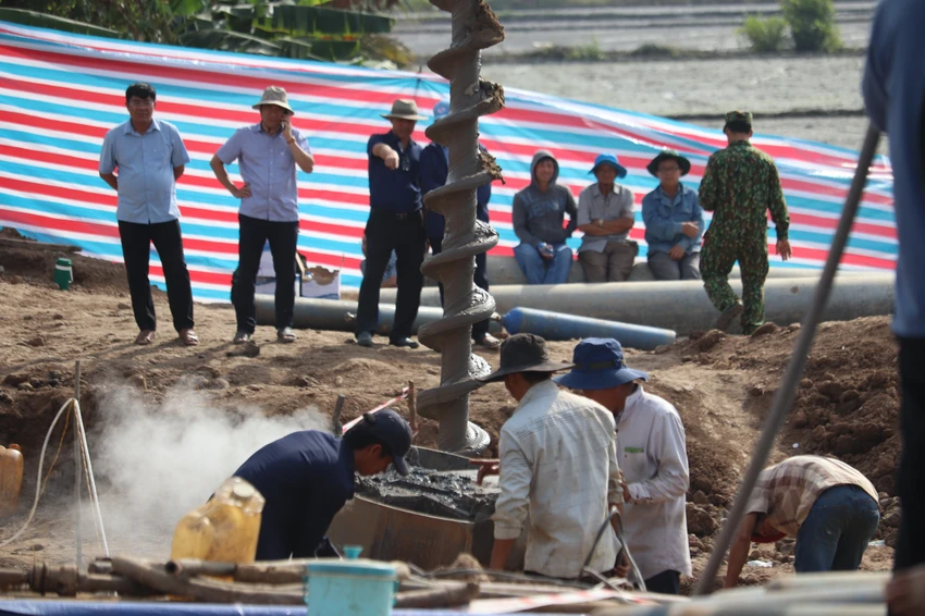 Công tác cứu hộ tại hiện trường vẫn đang được khẩn trương thực hiện. Công tác cứu hộ tại hiện trường vẫn đang được khẩn trương thực hiện.