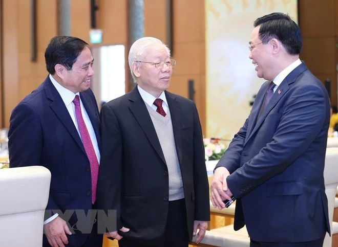 Tổng Bí thư Nguyễn Phú Trọng trao đổi với Thủ tướng Phạm Minh Chính và Chủ tịch Quốc hội Vương Đình Huệ tại hội nghị. Ảnh: TTXVN