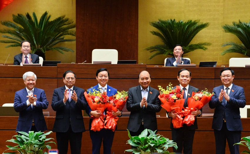 Lãnh đạo Đảng, Nhà nước tặng hoa chúc mừng hai tân Phó Thủ tướng Trần Hồng Hà (thứ 2 từ trái qua) và Trần Lưu Quang (thứ 2 từ phải qua) vào chiều 5-1. Ảnh: NGHĨA ĐỨC Lãnh đạo Đảng, Nhà nước tặng hoa chúc mừng hai tân Phó Thủ tướng Trần Hồng Hà (thứ 2 từ trái qua) và Trần Lưu Quang (thứ 2 từ phải qua) vào chiều 5-1. Ảnh: NGHĨA ĐỨC
