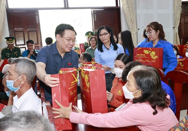 Chủ tịch Quốc hội Vương Đình Huệ tặng quà Tết gia đình chính sách, hộ nghèo, đồng bào dân tộc và công nhân lao động có hoàn cảnh khó khăn. Ảnh: TTXVN