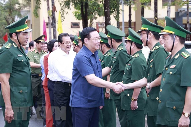 Cán bộ, chỉ huy Bộ đội Biên phòng tỉnh An Giang đón Chủ tịch Quốc hội Vương Đình Huệ. Ảnh: TTXVN