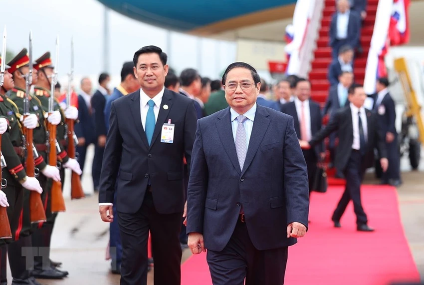 Lễ đón Thủ tướng Phạm Minh Chính tại Sân bay Quốc tế Wattay, thủ đô Vientiane. Ảnh: TTXVN Lễ đón Thủ tướng Phạm Minh Chính tại Sân bay Quốc tế Wattay, thủ đô Vientiane. Ảnh: TTXVN