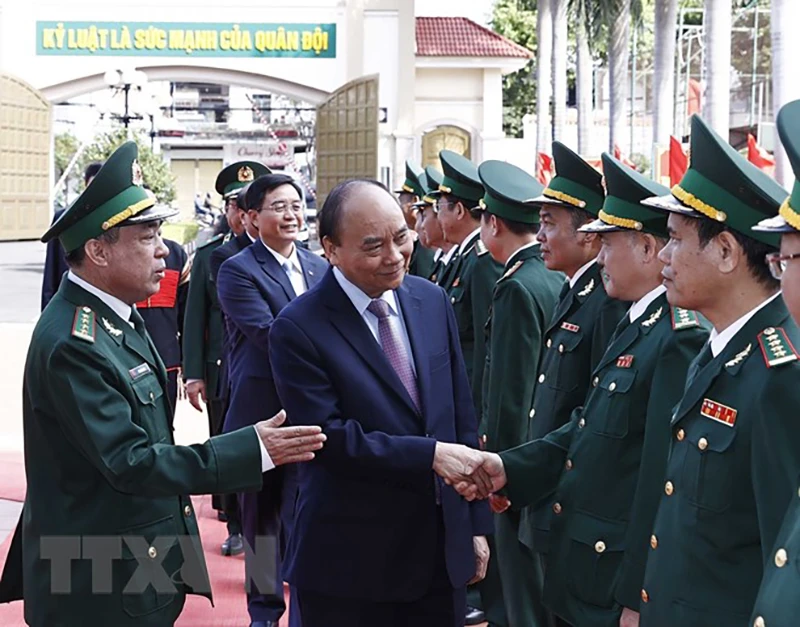 Cán bộ, chiến sỹ Bộ đội Biên phòng tỉnh Đắk Lắk đón Chủ tịch nước Nguyễn Xuân Phúc tới thăm, chúc Tết. Ảnh: TTXVN Cán bộ, chiến sỹ Bộ đội Biên phòng tỉnh Đắk Lắk đón Chủ tịch nước Nguyễn Xuân Phúc tới thăm, chúc Tết. Ảnh: TTXVN