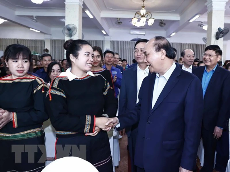 Chủ tịch nước Nguyễn Xuân Phúc thăm hỏi công nhân lao động có hoàn cảnh khó khăn nhân dịp Tết nguyên đán Quý Mão 2023 ở tỉnh Đắk Lắk. Ảnh: TTXVN Chủ tịch nước Nguyễn Xuân Phúc thăm hỏi công nhân lao động có hoàn cảnh khó khăn nhân dịp Tết nguyên đán Quý Mão 2023 ở tỉnh Đắk Lắk. Ảnh: TTXVN