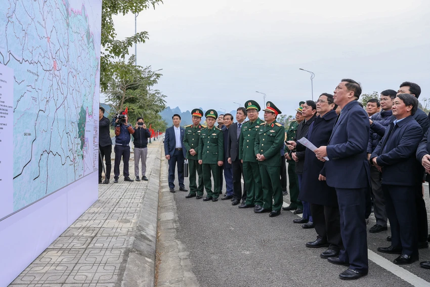 Thủ tướng Phạm Minh Chính nghe Bí thư Tỉnh ủy Cao Bằng Trần Hồng Minh báo cáo về quy hoạch, định hướng phát triển khu kinh tế cửa khẩu Cao Bằng. Ảnh: VGP Thủ tướng Phạm Minh Chính nghe Bí thư Tỉnh ủy Cao Bằng Trần Hồng Minh báo cáo về quy hoạch, định hướng phát triển khu kinh tế cửa khẩu Cao Bằng. Ảnh: VGP